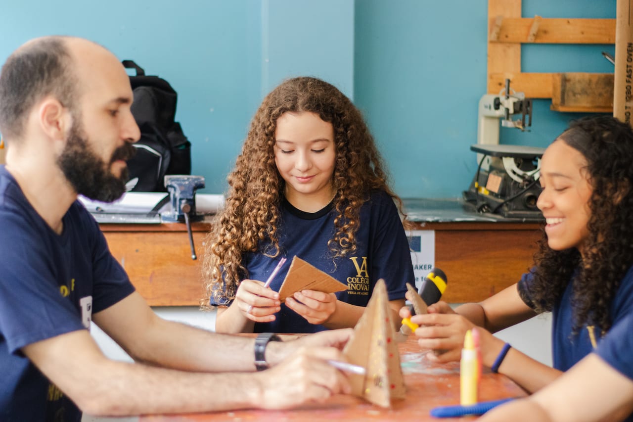 Estudantes dos Anos Finais construindo protótipos no espaço maker