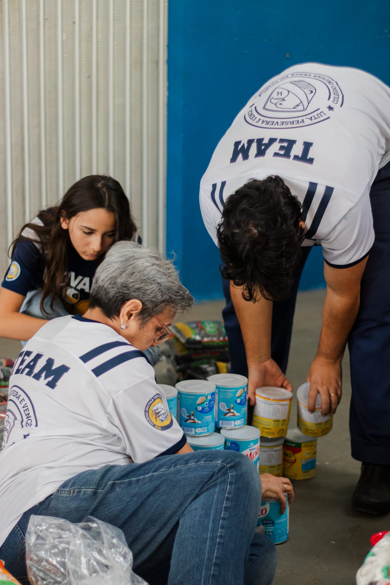 Estudantes em ação solidária do projeto Inovar Solidário