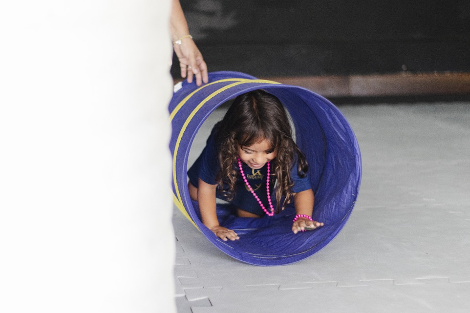 Criança da Educação Infantil explorando circuito motor