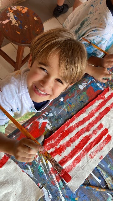 Criança da Educação Infantil em atividade de pintura