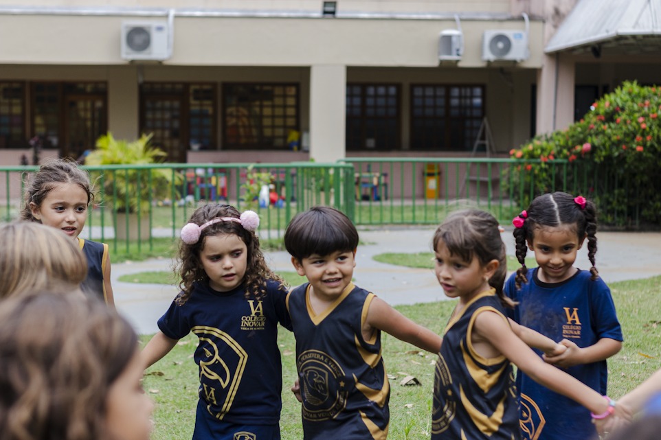 Turma da Educação Infantil em atividade coletiva ao ar livre