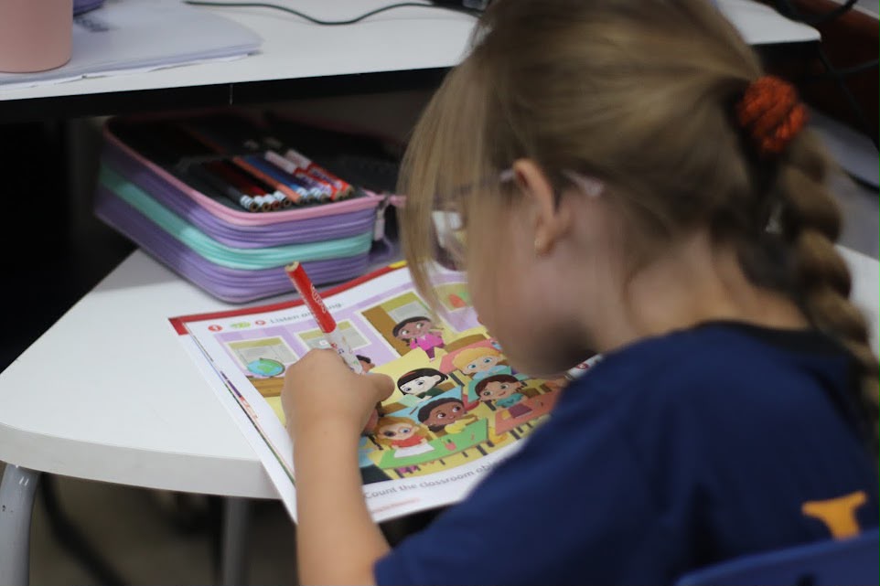 Criança da Educação Infantil realizando atividade de Inglês