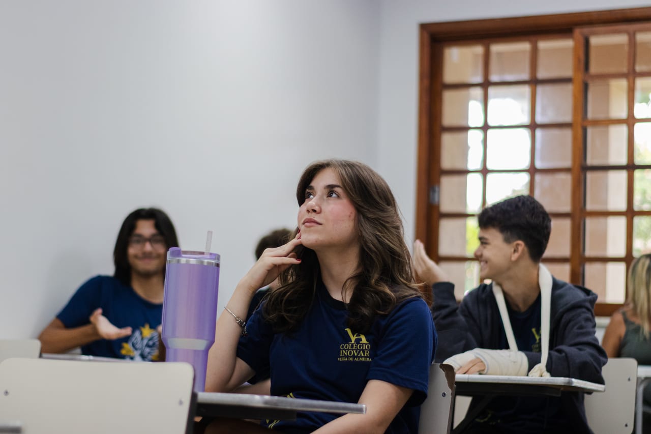 Estudantes do Ensino Médio em sala de aula no Colégio Inovar Veiga de Almeida
