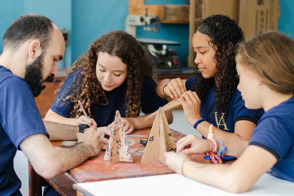 Estudantes dos Anos Finais desenvolvendo projeto criativo com professor