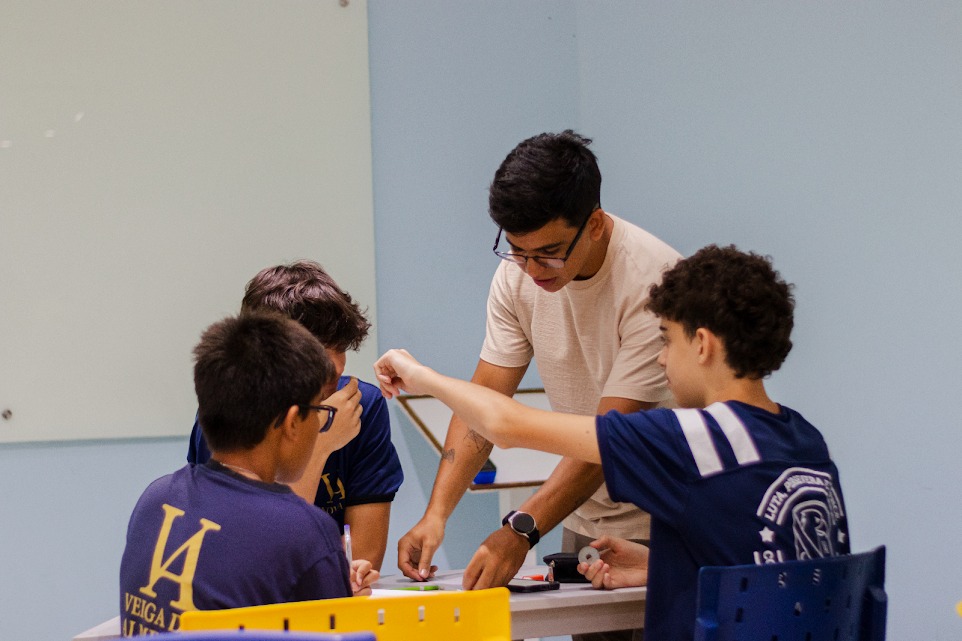 Alunos dos Anos Finais realizando atividade colaborativa em sala de aula