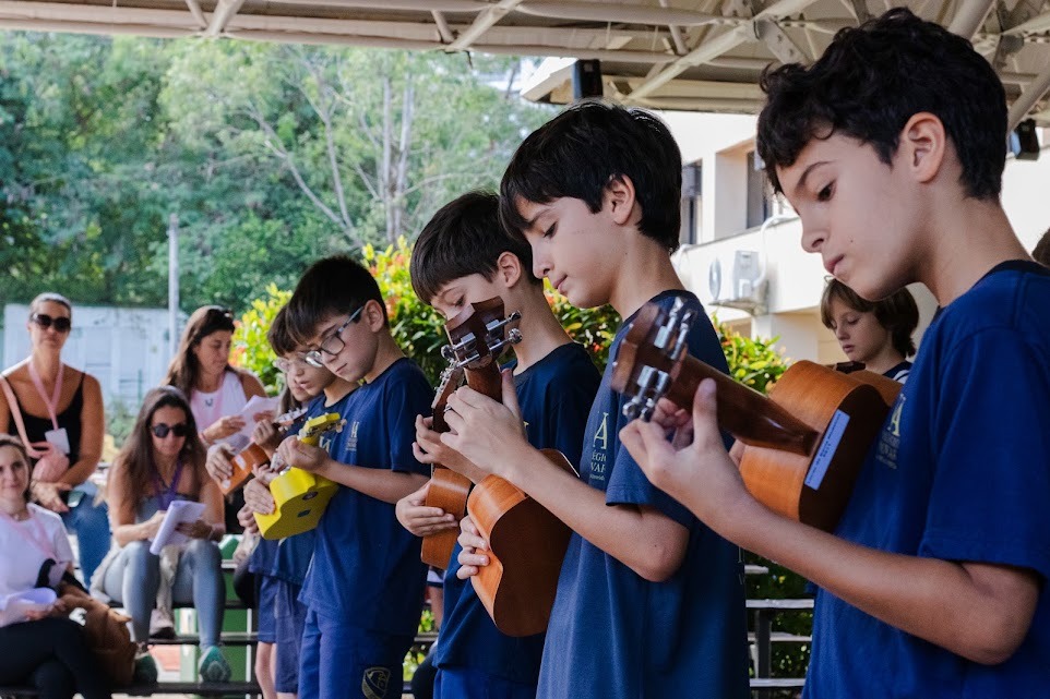 Alunos dos Anos Iniciais tocando instrumentos em apresentação musical