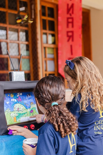 Alunas dos Anos Iniciais explorando uma atividade artística
