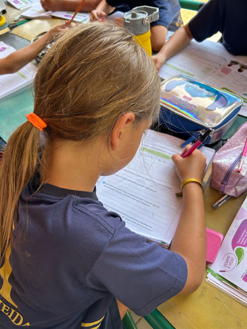 Aluna dos Anos Iniciais realizando atividade escrita em sala de aula